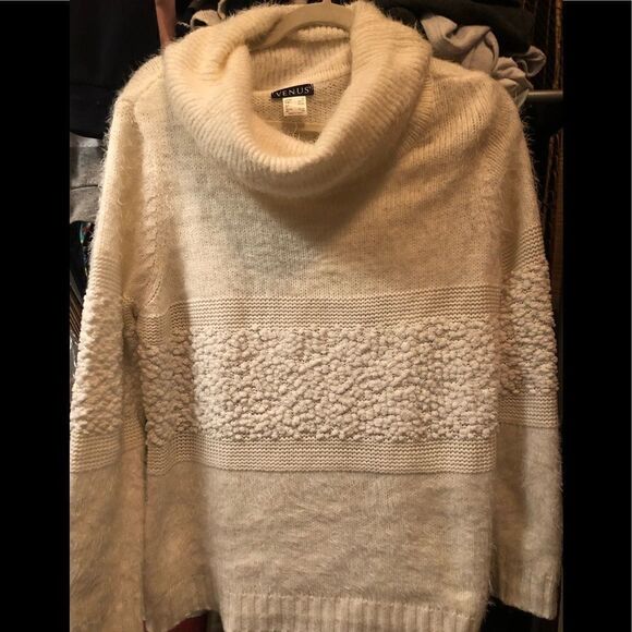Beautiful white plush turtle neck by Venus - Picture 3 of 8